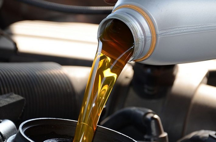 Podle čeho vybírat motorový olej a jak se vyznat v jeho