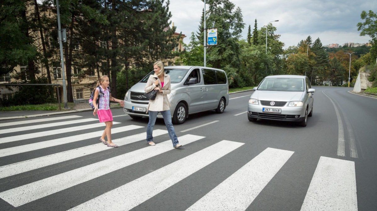 Kdo má přednost na přechodu chodec nebo auto?