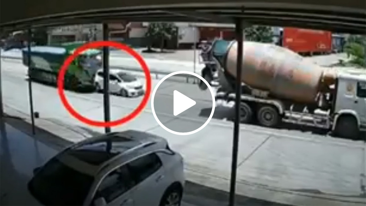 The truck crushed the small Honda, the driver in the video had no chance