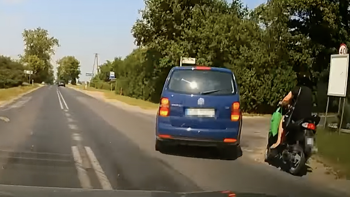 Motorkáři jsou na odstřel. Řidič na videu ohrozí motoškolu, pak do motorkáře narazí při odbočování. Záběry pouze pro silné povahy