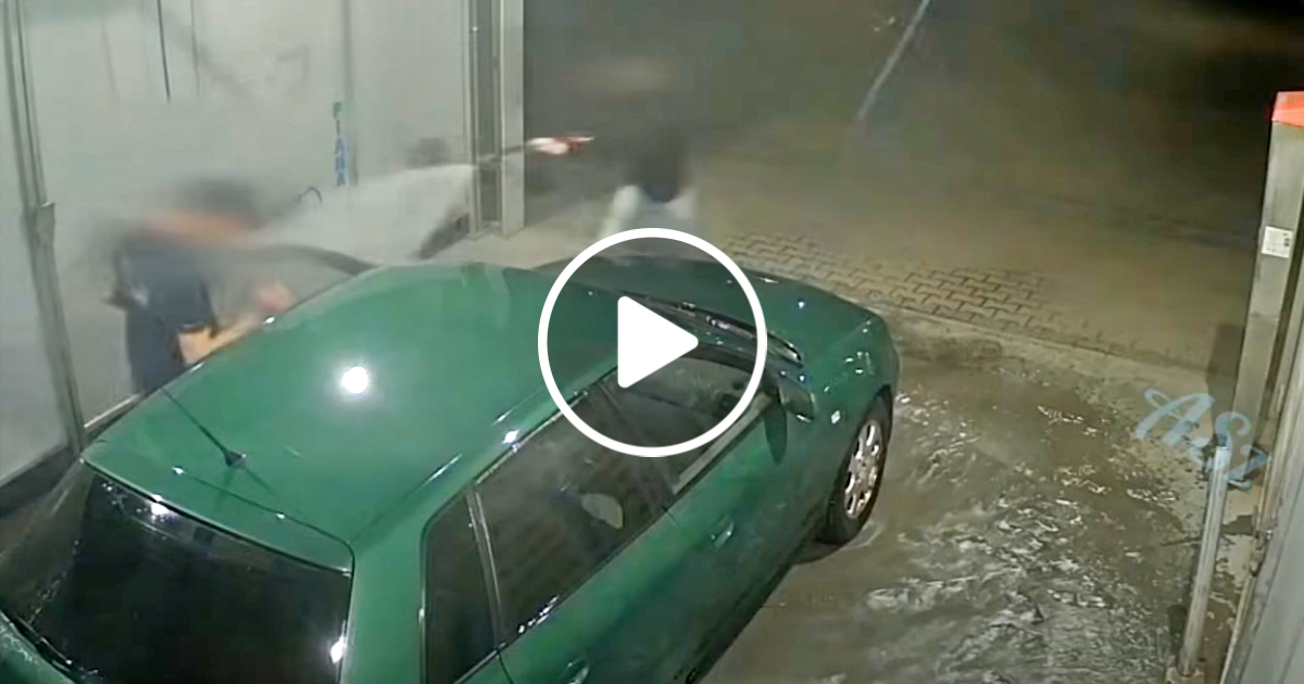 Osamělé ženě se pokusil ukrást auto na bezkontaktní myčce. Ta mu vapkou dala co proto, kamera její sebeobranu natočila! (VIDEO)
