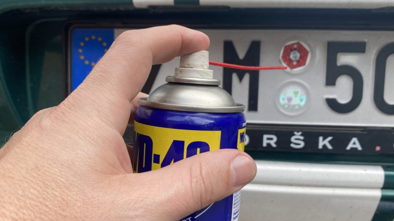 Na SPZ nastříkají WD-40, legálně se tak vyhýbají pokutám? Vyzkoušeno